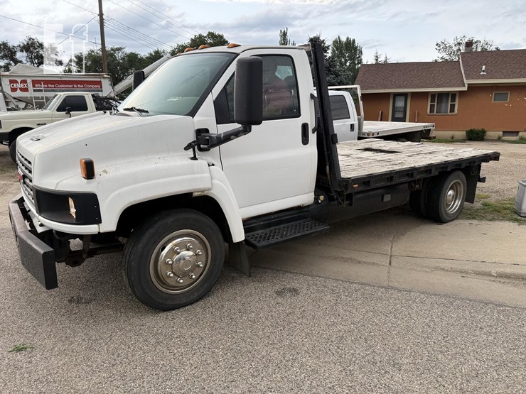 2004-gmc-5500-image-3