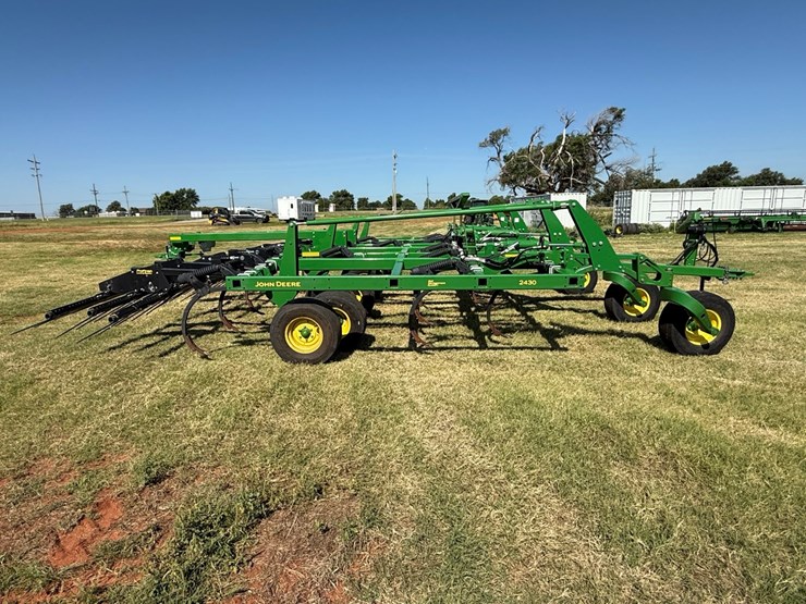 2022-john-deere-2430-image-2