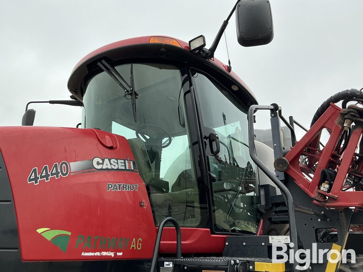 2016-case-ih-patriot-4440-image-17