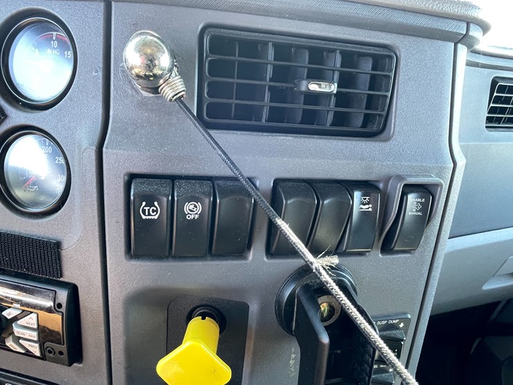 2015-peterbilt-579-image-28