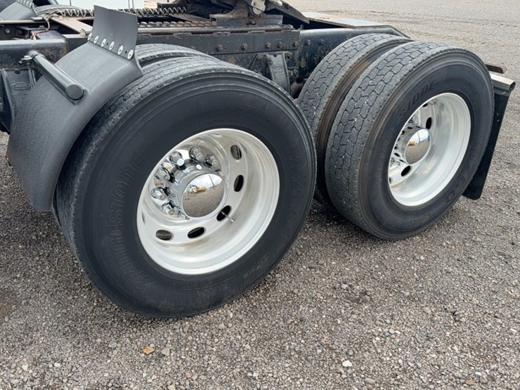 2003-peterbilt-379-image-12