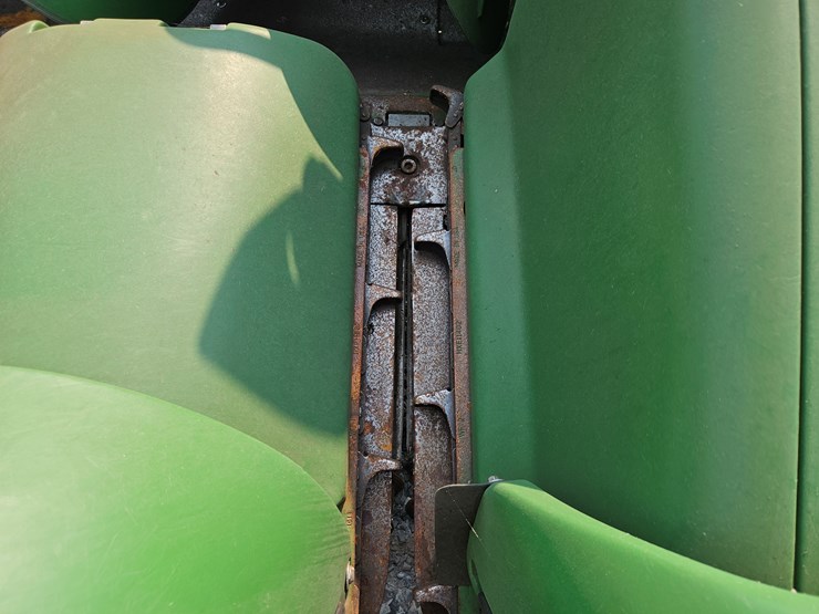 2011-john-deere-606c-image-3