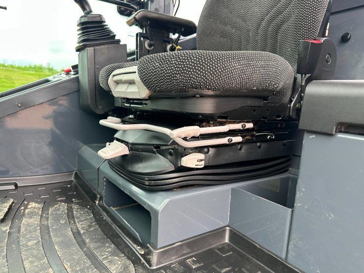 2019-deere-244l-image-50