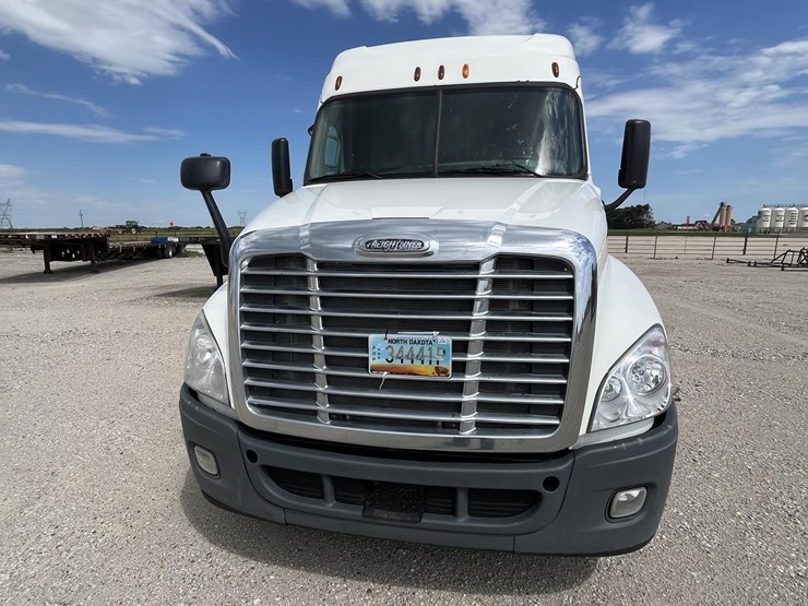 2014-freightliner-cascadia-125-image-35