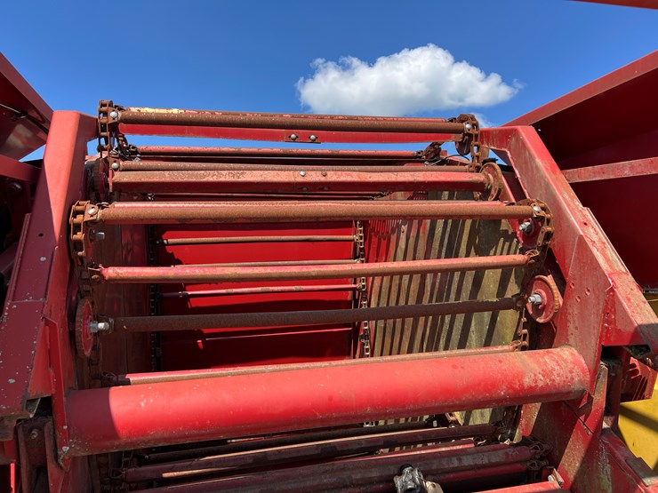 new-holland-853-image-4
