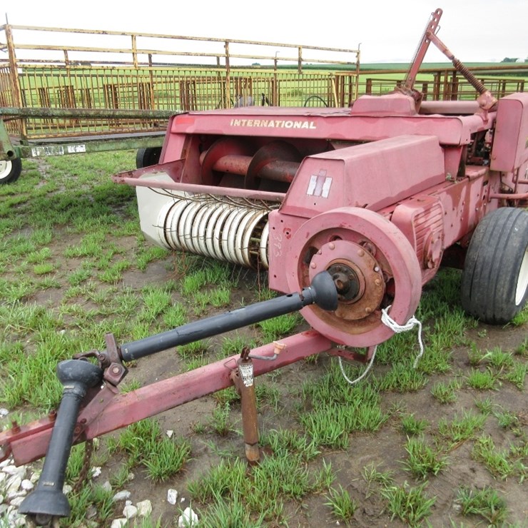 IH 445 Square Baler