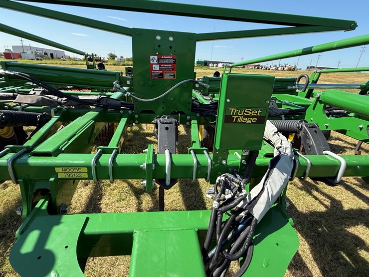 2022-john-deere-2430-image-13