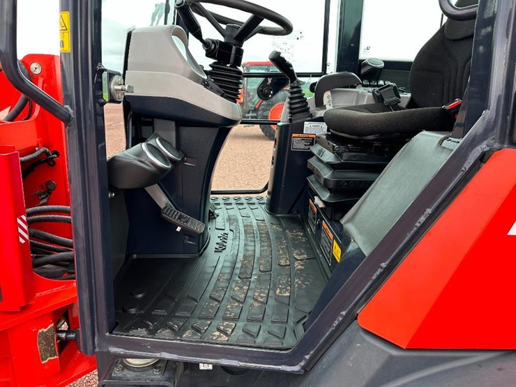 2021-kubota-r640-image-41