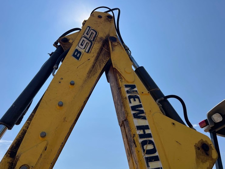 2008-new-holland-b95-image-21