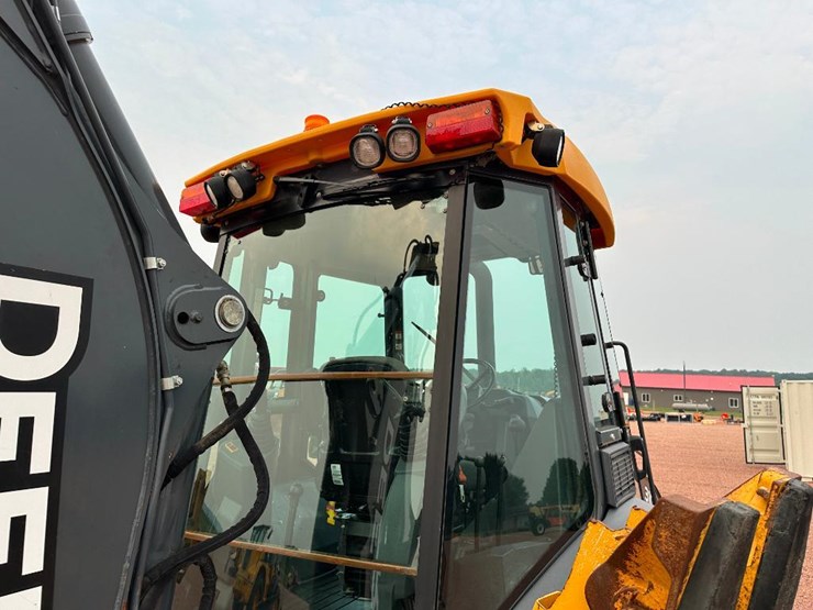 2018-deere-310sl-image-21