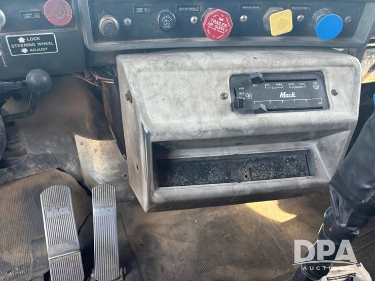 1995-mack-rd690s-image-76