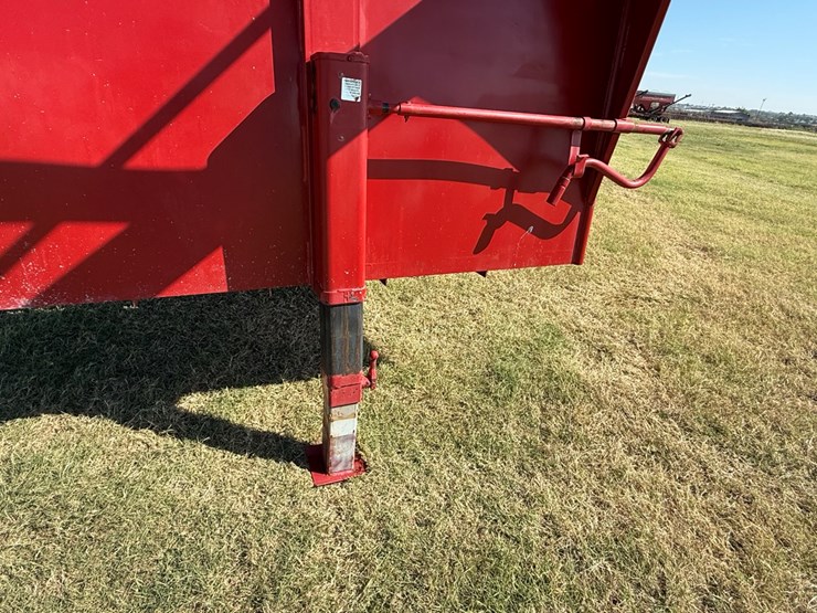#18-•-2015-ww-livestock-trailer-image-7