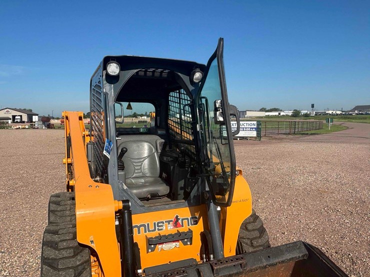 mustang-1900-skid-steer-image-14