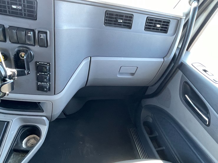 2015-peterbilt-579-image-47