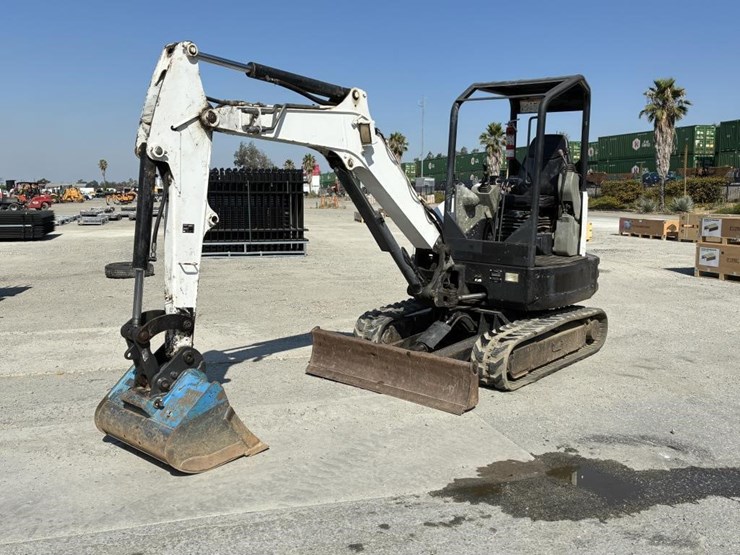 2016-bobcat-e32-image-1