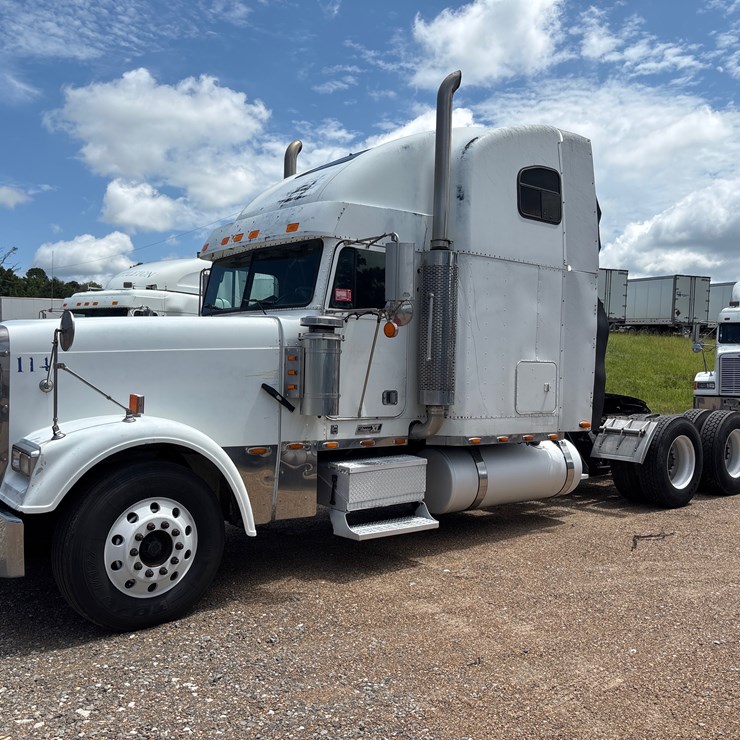 #114 • 2000 FREIGHTLINER CLASSIC TRUCK TRACTOR