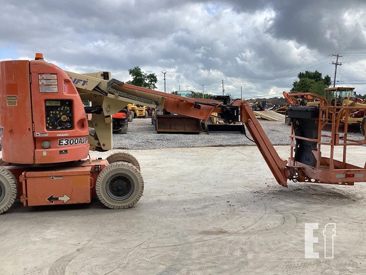 2005-jlg-e300ajp-image-5