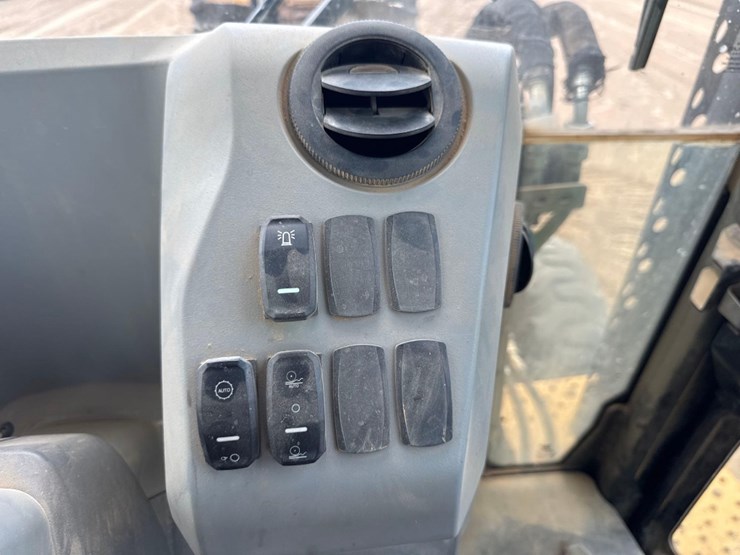 2019-caterpillar-440-image-35
