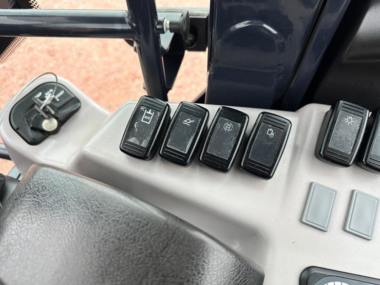 2021-kubota-r640-image-50