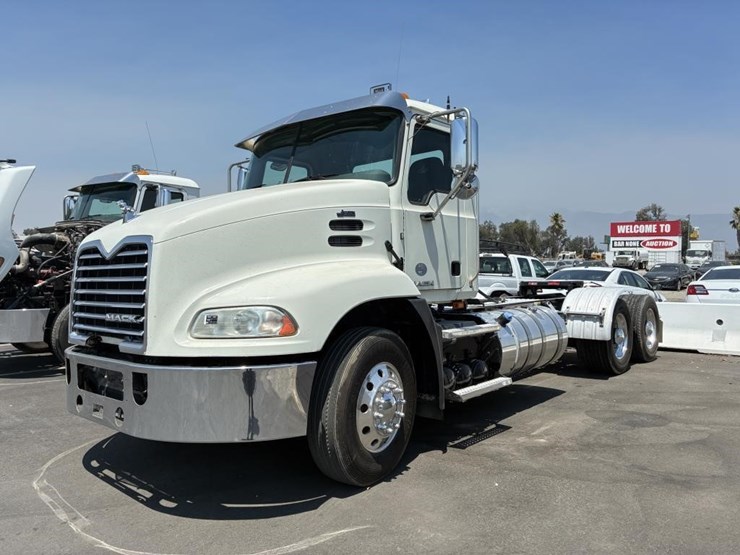 2017-mack-pinnacle-truck-tractor-image-1