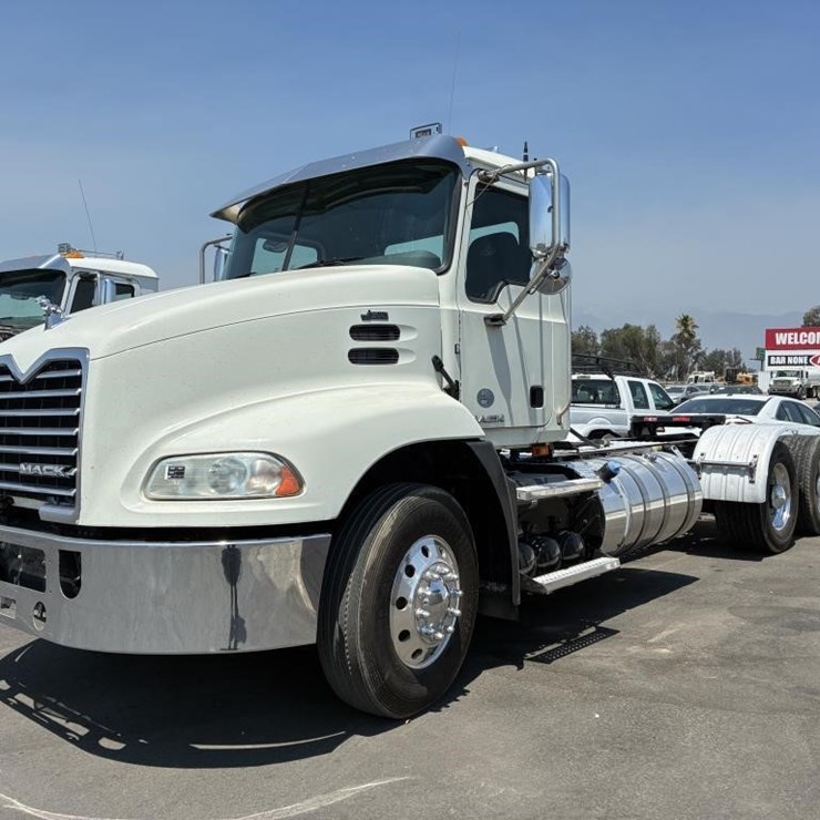 2017 Mack Pinnacle Truck Tractor