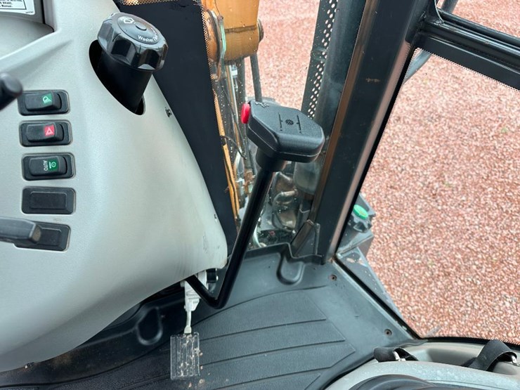 2019-case-580sn-image-56
