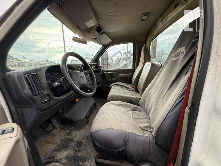 2004-gmc-5500-image-13