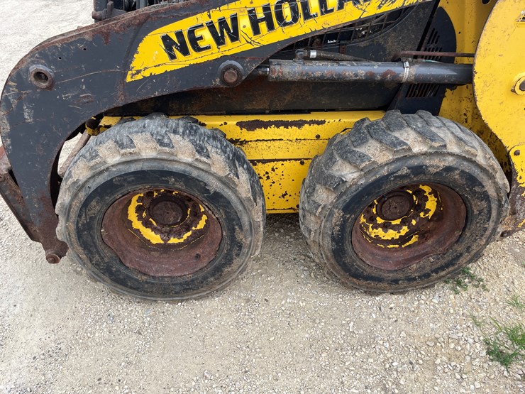 new-holland-l215-image-26
