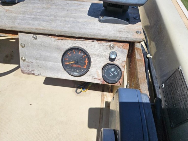 #2548-•-boston-whaler-boat-image-16