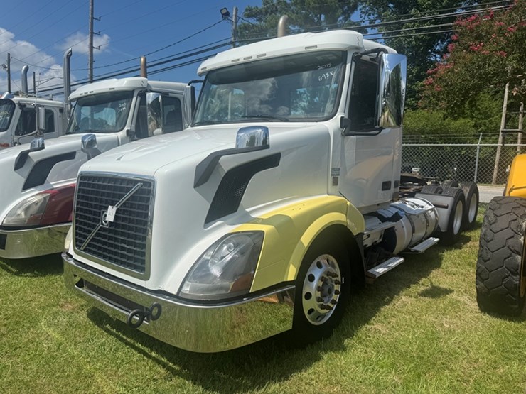 21-2015-volvo-vnl64t---d13,-405-hp---10-sp-698,118-miles-showing-- 4v4nc9eg7fn937547-image-1