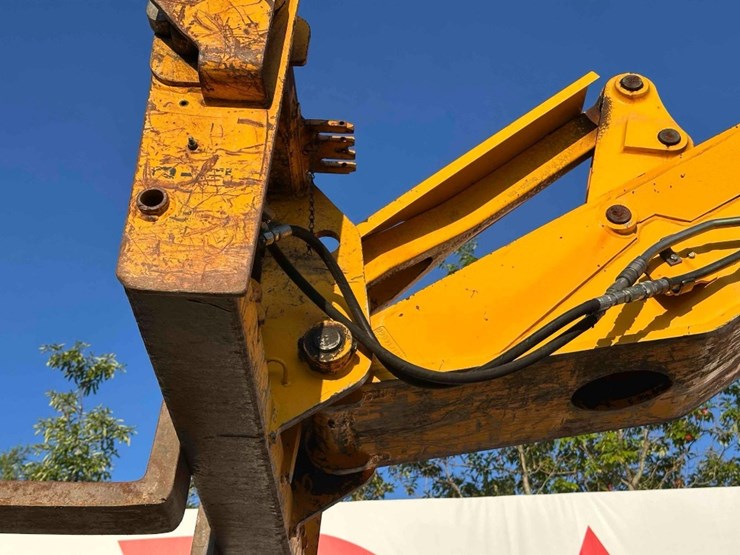 2011-jcb-541-70-image-17