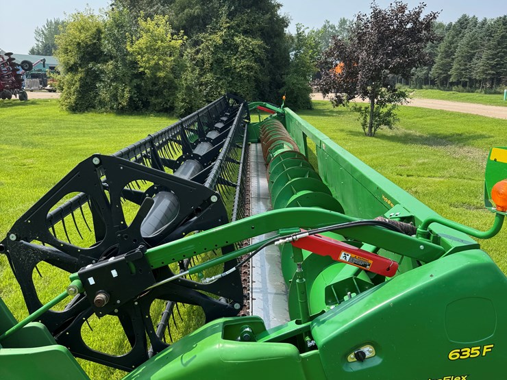 2019-john-deere-635f-image-3
