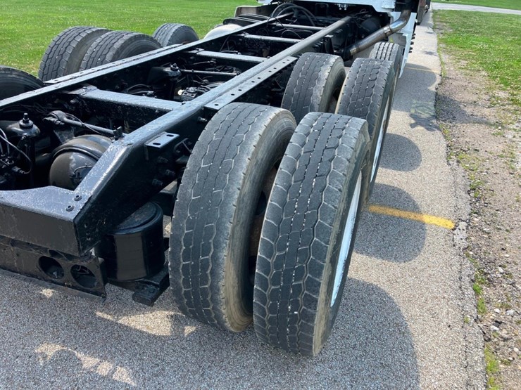1999-peterbilt-377-image-16