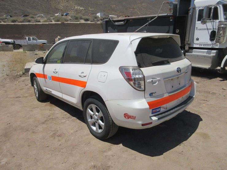 2014-toyota-rav4-image-2