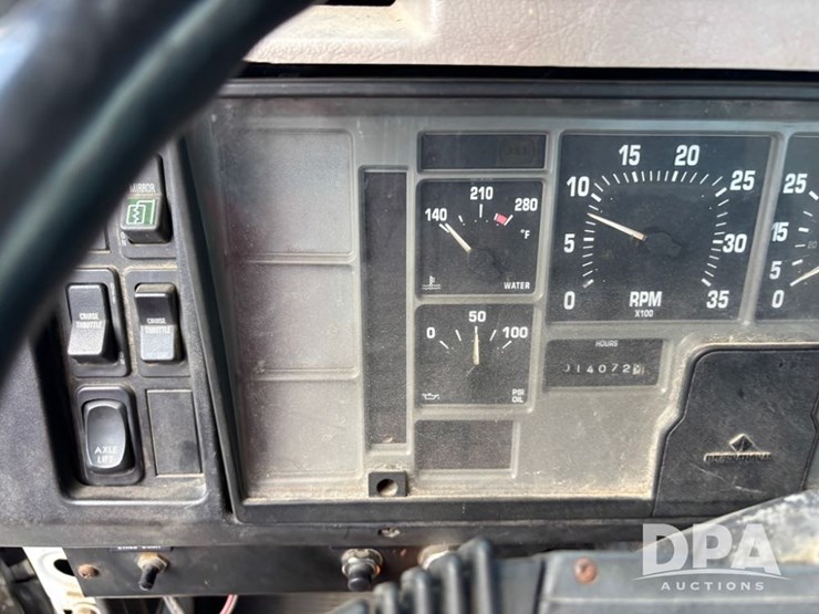 2000-international-8100-image-73