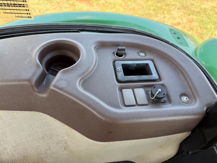 2011-john-deere-6115d-image-31