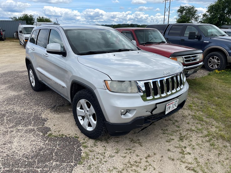 2011-jeep-grand-cherokee-laredo-image-3