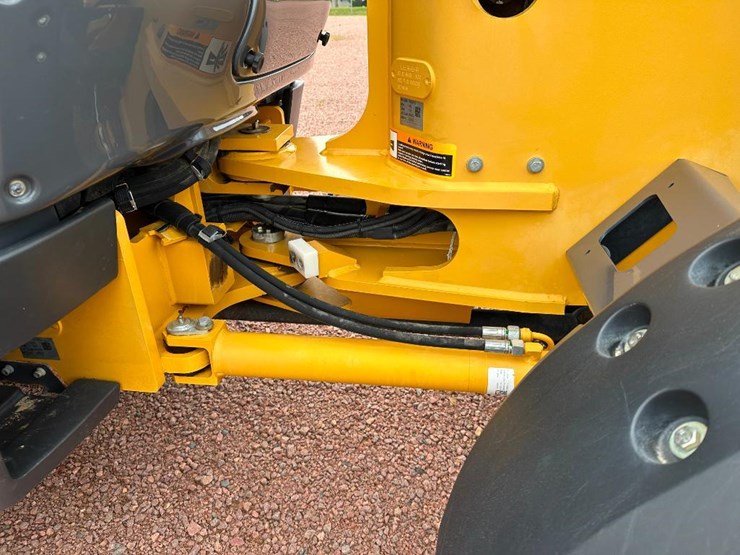 2017-deere-304l-image-38
