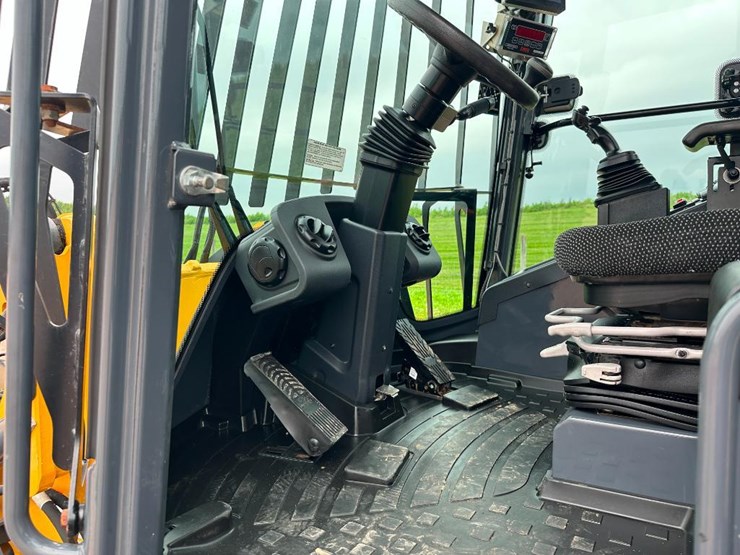 2019-deere-244l-image-48
