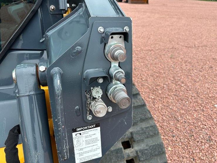 2020-deere-317g-image-19