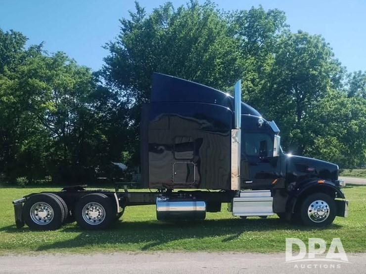2021-peterbilt-567-image-1