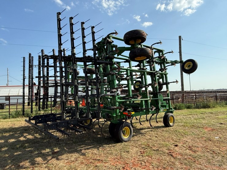 2013-john-deere-2210-image-3