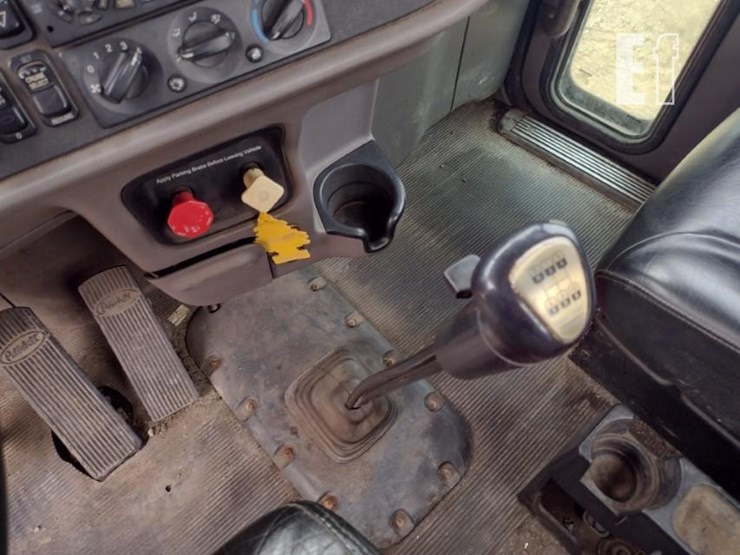 2011-peterbilt-388-image-11
