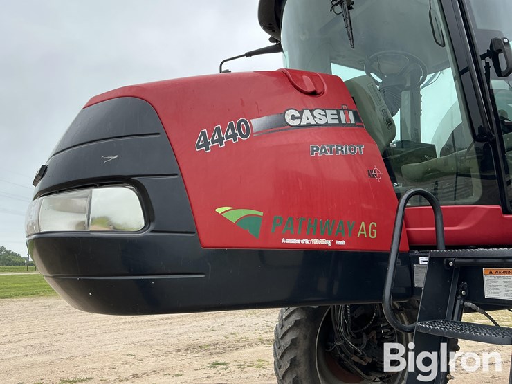 2016-case-ih-patriot-4440-image-16