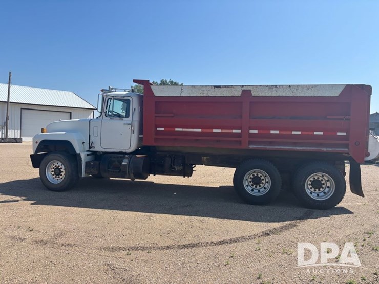 1995-mack-rd690s-image-16