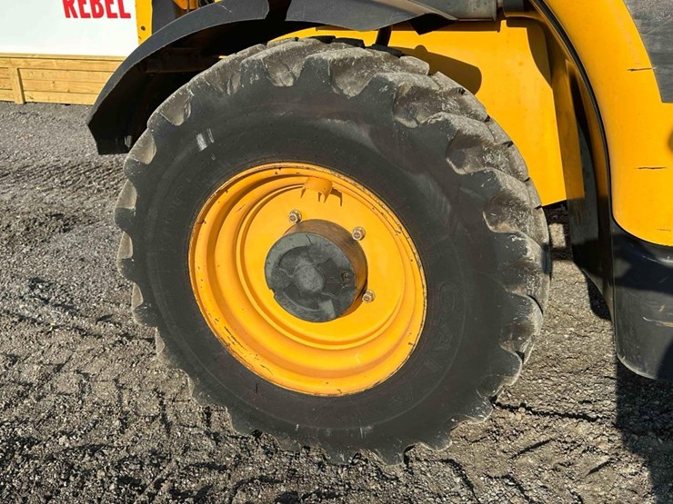 2011-jcb-541-70-image-12