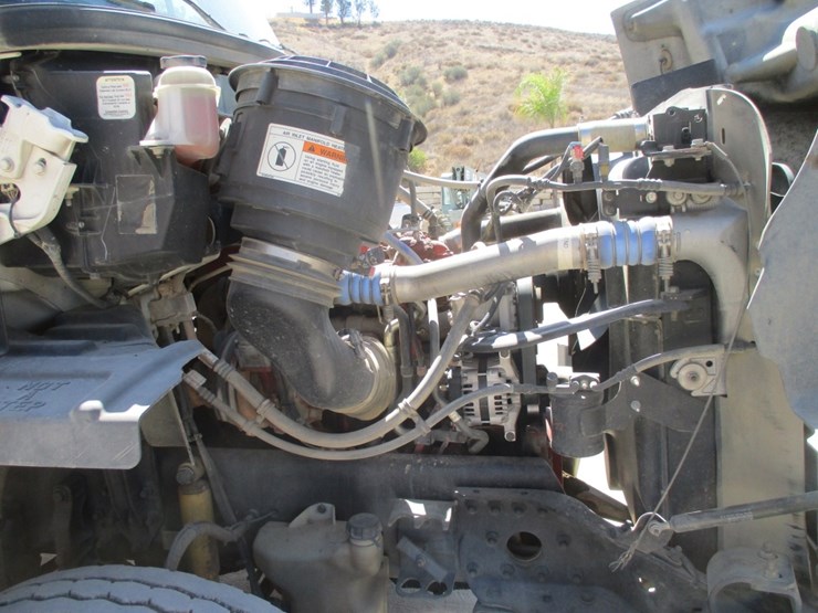 2014-freightliner-114sd-image-5