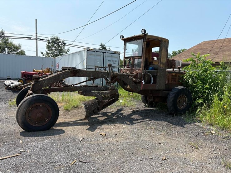 caterpillar-2wd-gator-image-1