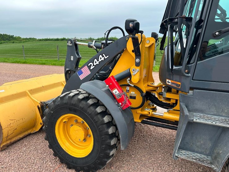 2019-deere-244l-image-25