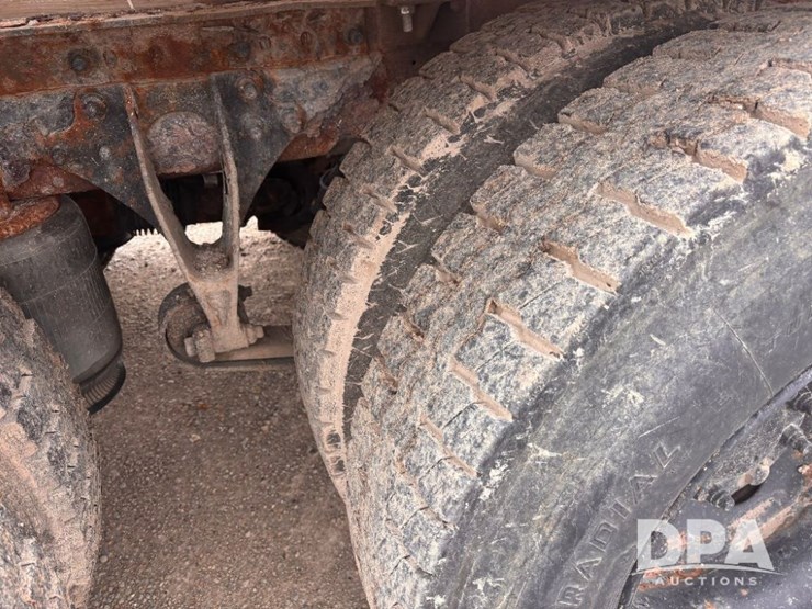 2004-caterpillar-10-image-40